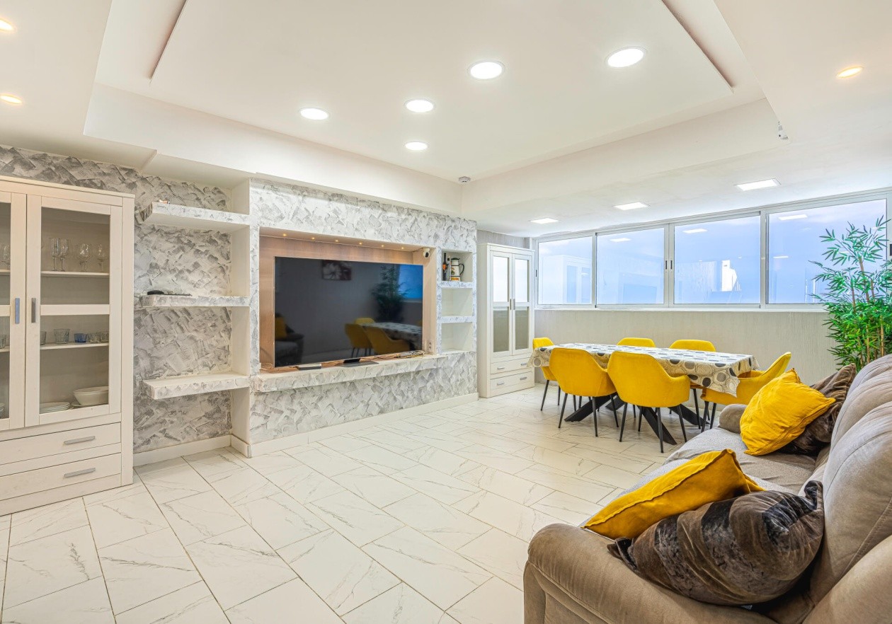 Exclusiva casa adosada de tres niveles con vistas panorámicas al mar – Los Menores, Adeje