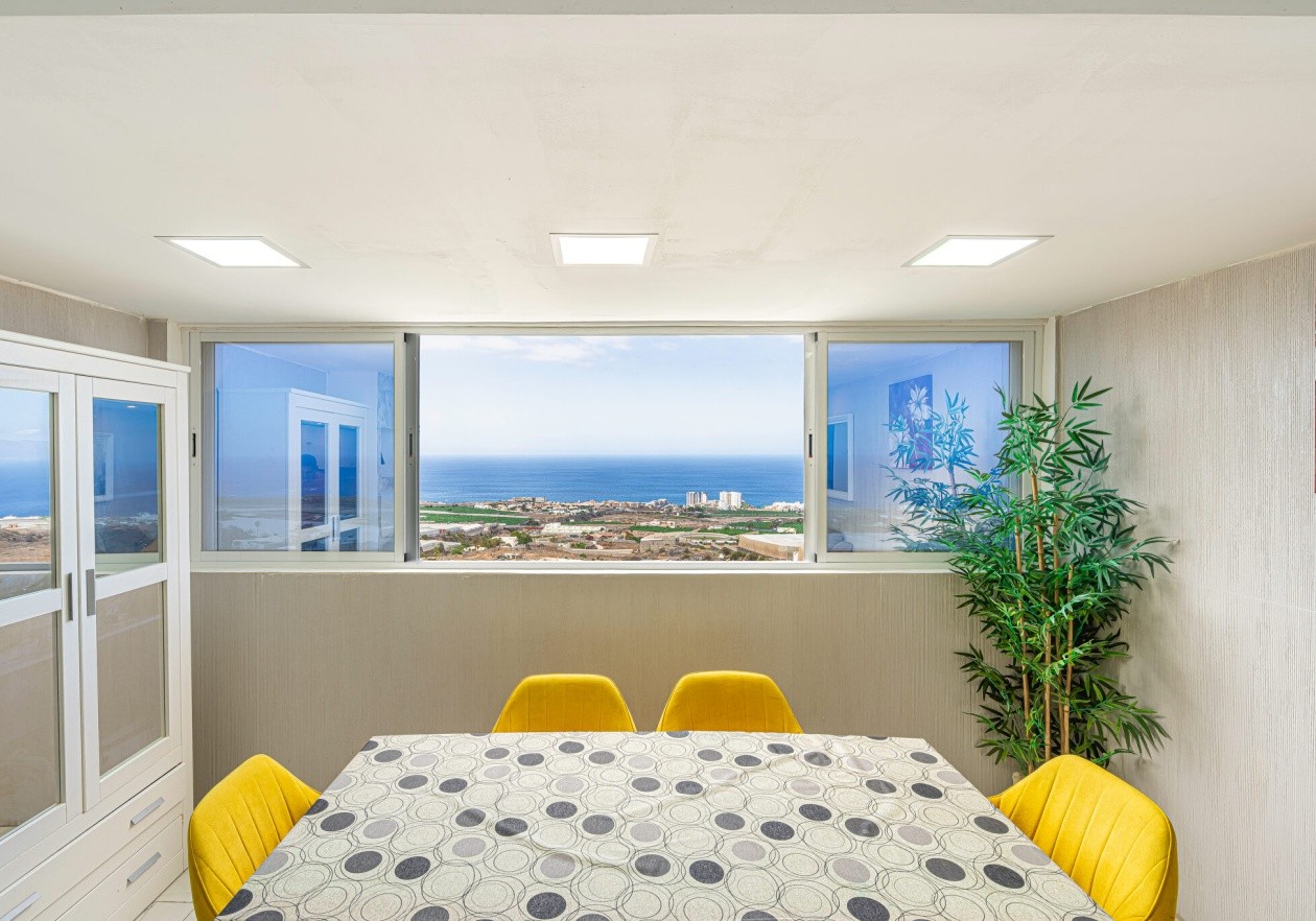 Exclusiva casa adosada de tres niveles con vistas panorámicas al mar – Los Menores, Adeje