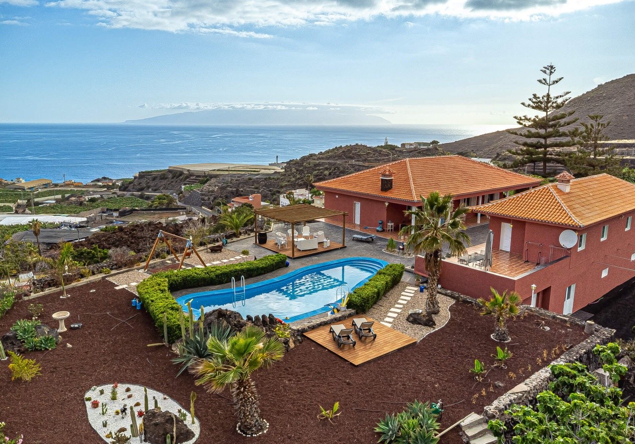 Exclusive finca with independent house in Acantilados de Los Gigantes