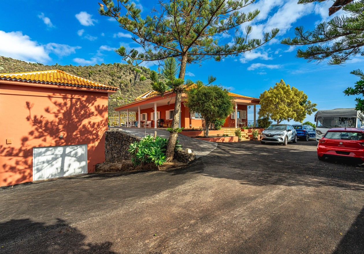 Exclusive finca with independent house in Acantilados de Los Gigantes