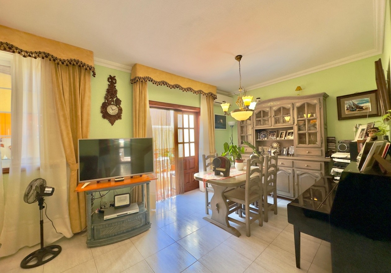 Amplia casa unifamiliar en Las Rosas – Arona