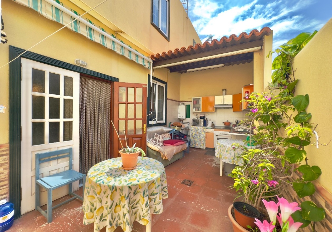 Amplia casa unifamiliar en Las Rosas – Arona