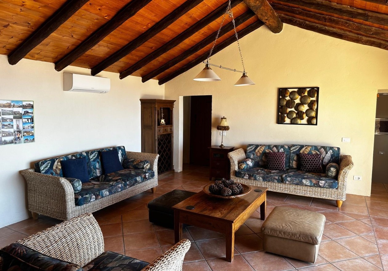 Finca rústica de estilo canario con piscina en Arona