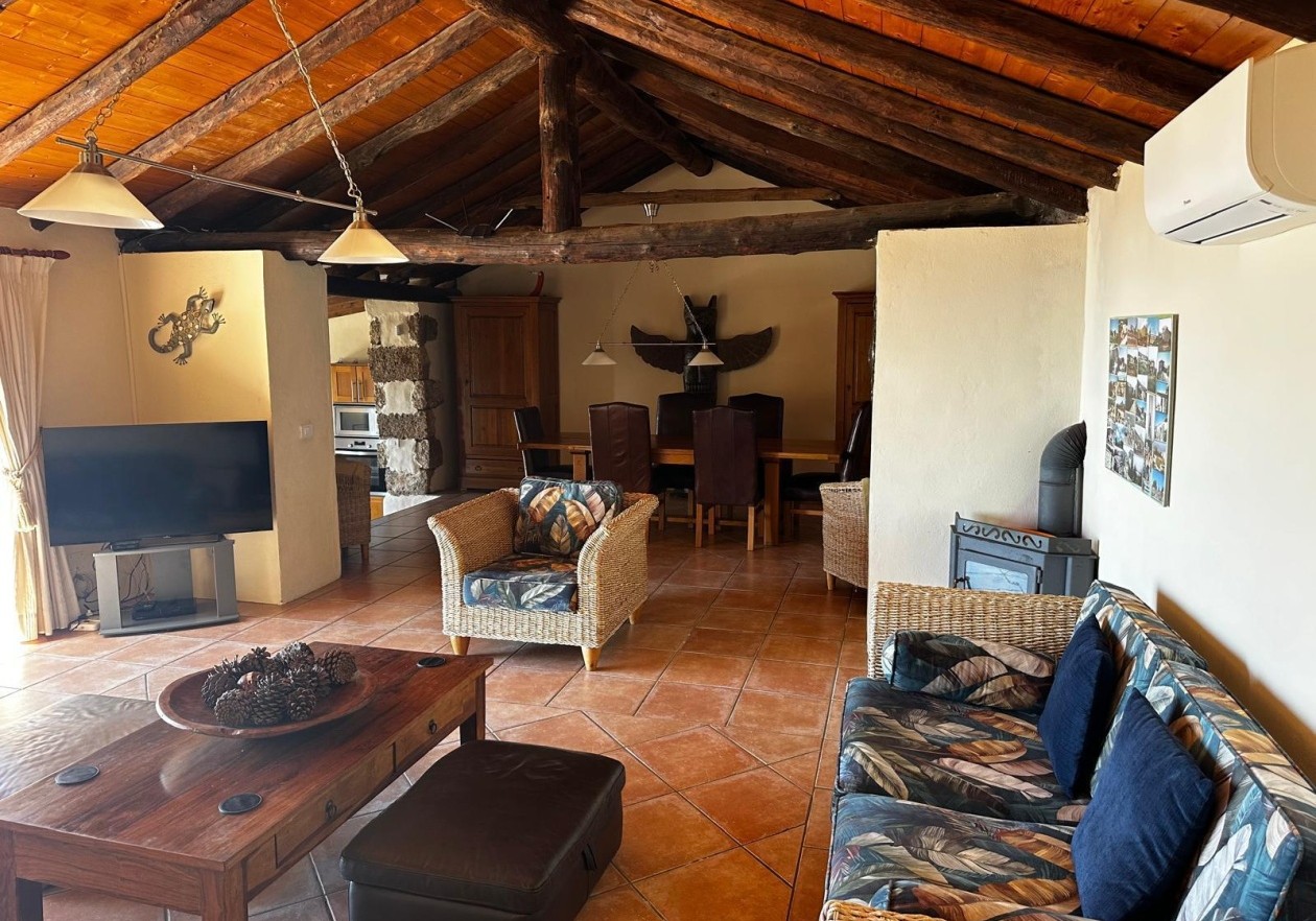 Finca rústica de estilo canario con piscina en Arona