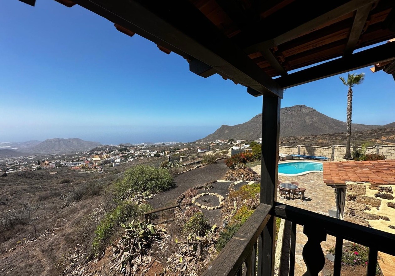 Finca rústica de estilo canario con piscina en Arona
