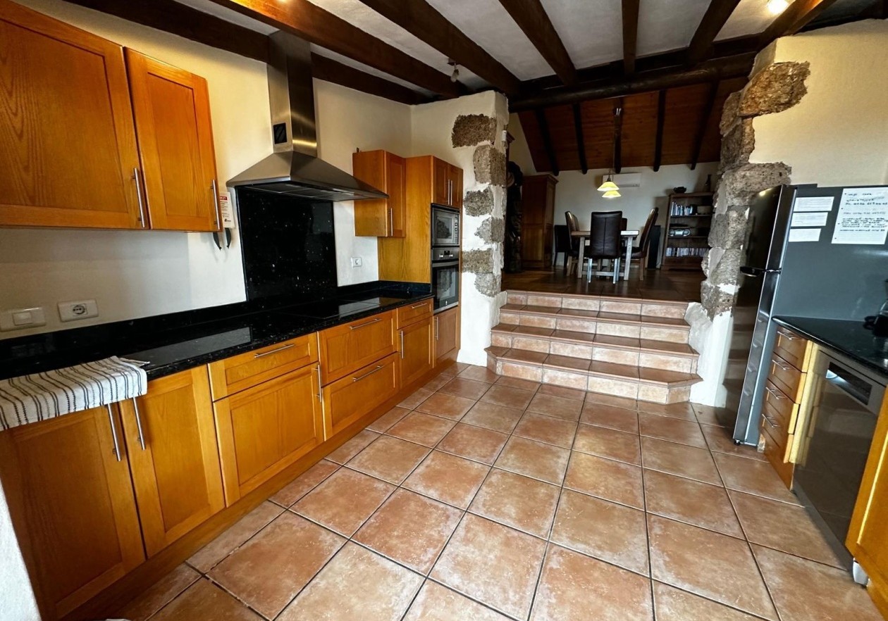 Finca rústica de estilo canario con piscina en Arona