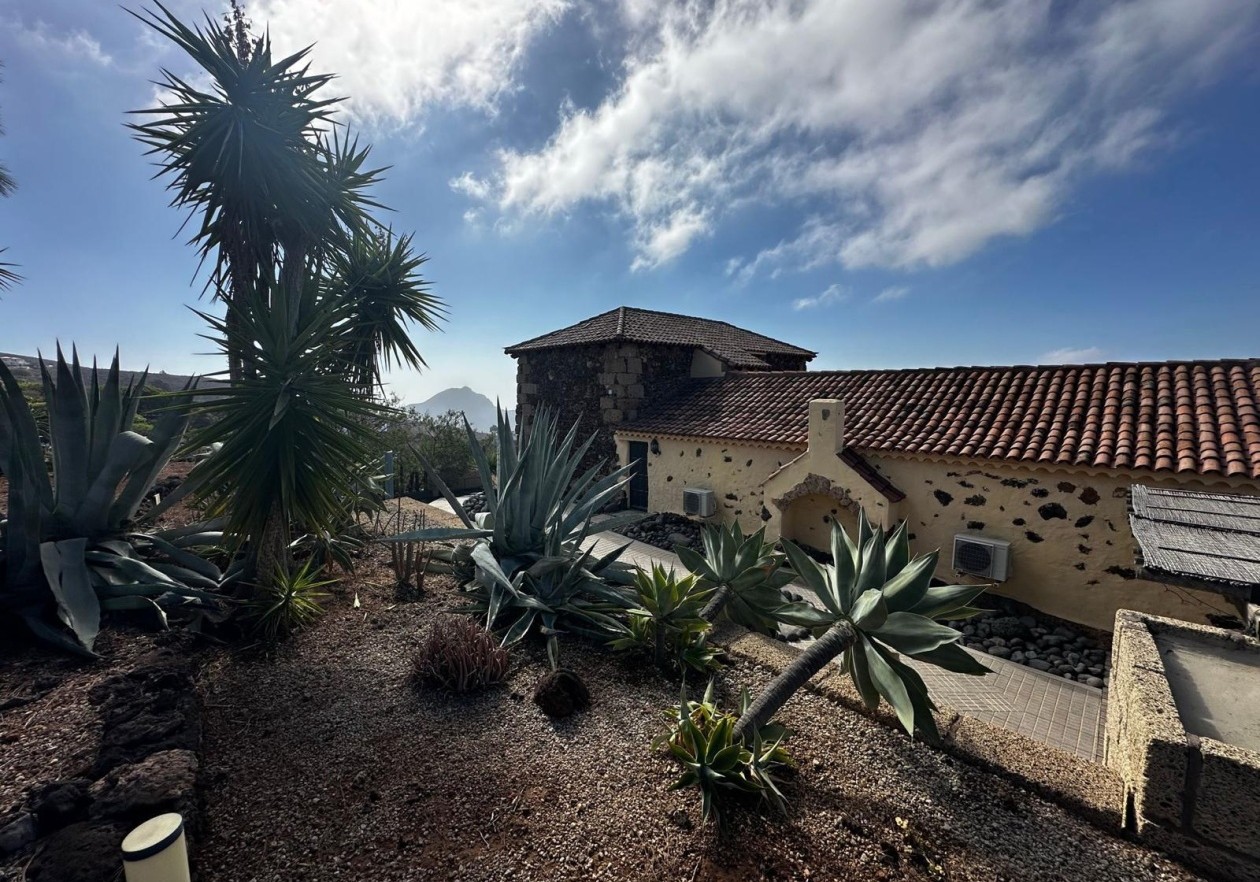 Finca rústica de estilo canario con piscina en Arona