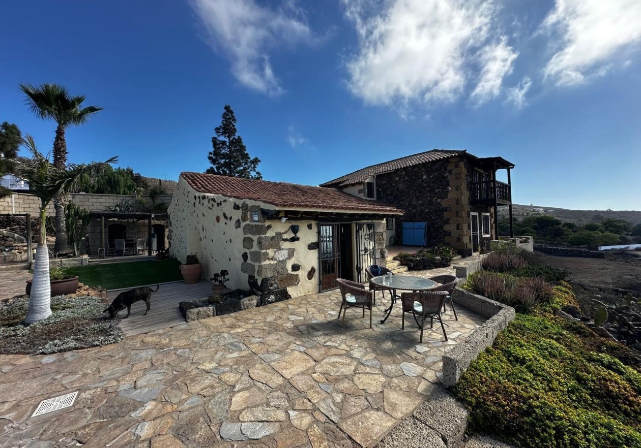 Finca rústica de estilo canario con piscina en Arona