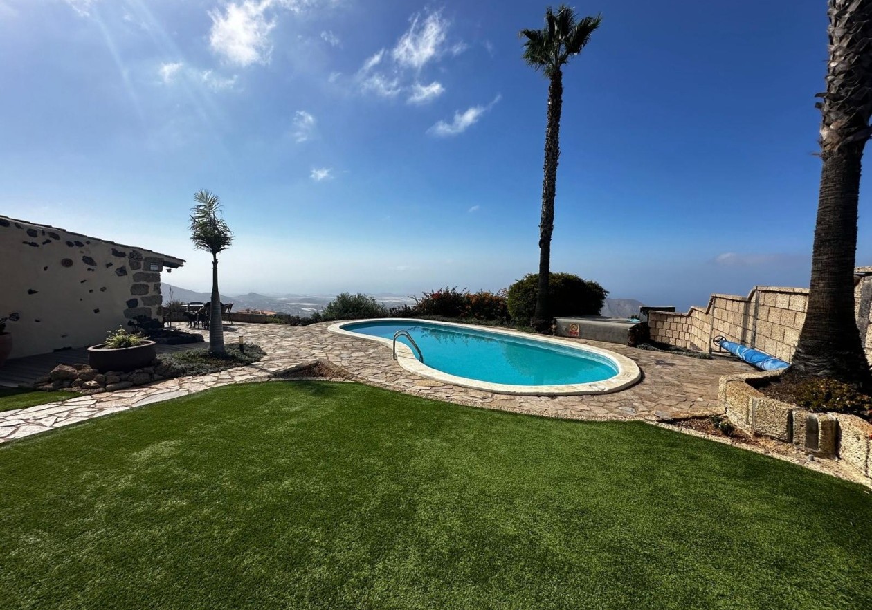 Finca rústica de estilo canario con piscina en Arona