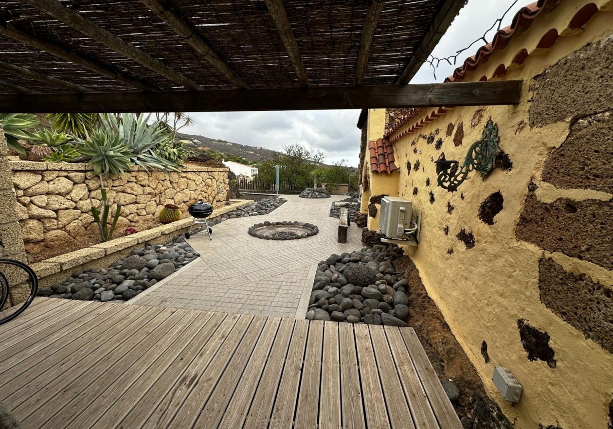 Finca rústica de estilo canario con piscina en Arona