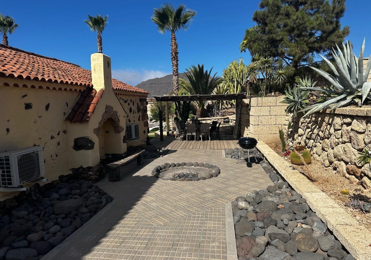Finca rústica de estilo canario con piscina en Arona