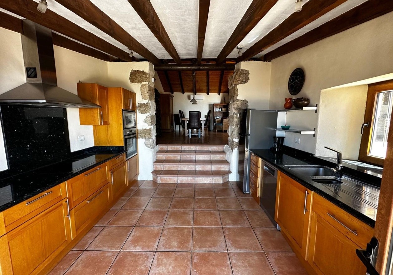 Finca rústica de estilo canario con piscina en Arona