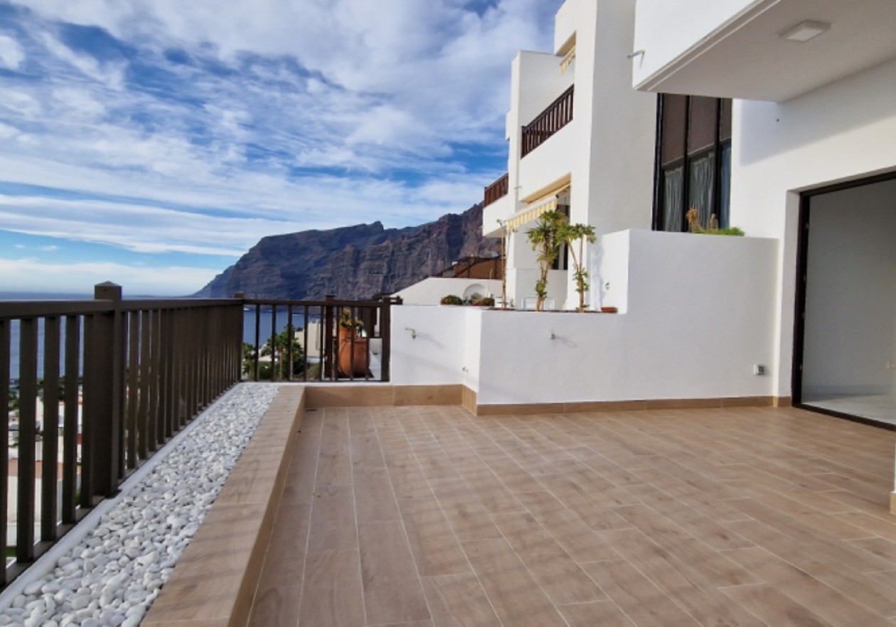 Dúplex con terraza y vistas al mar en Los Gigantes