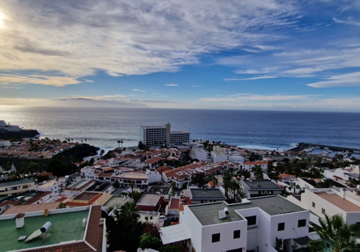 Dúplex con terraza y vistas al mar en Los Gigantes