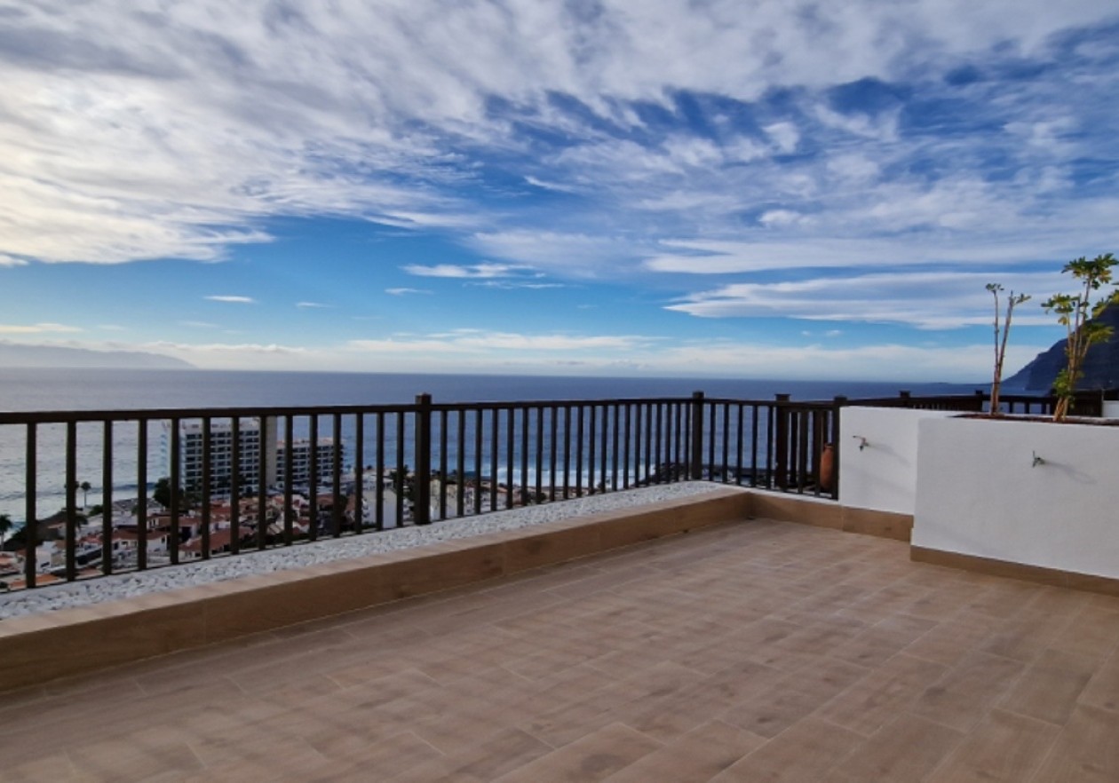 Dúplex con terraza y vistas al mar en Los Gigantes