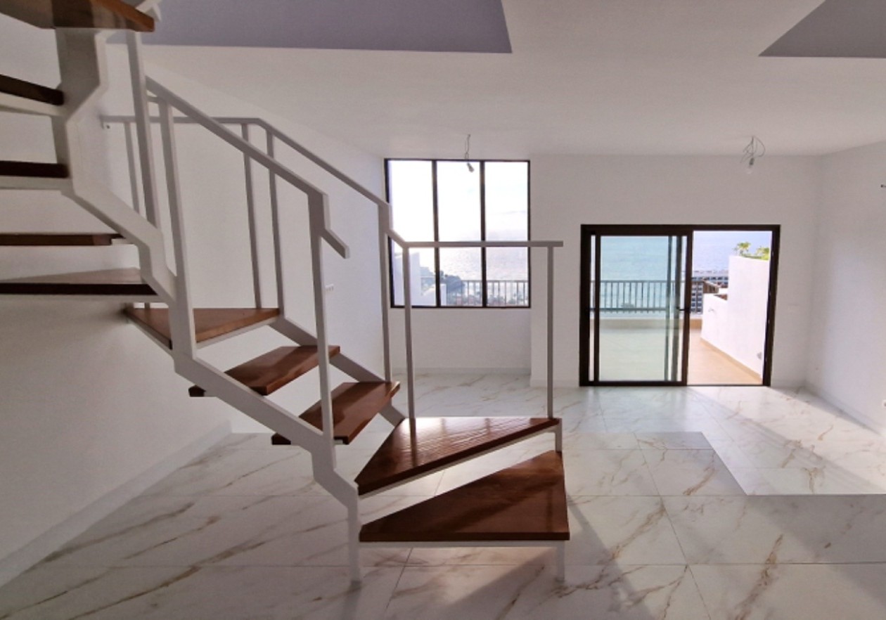 Dúplex con terraza y vistas al mar en Los Gigantes