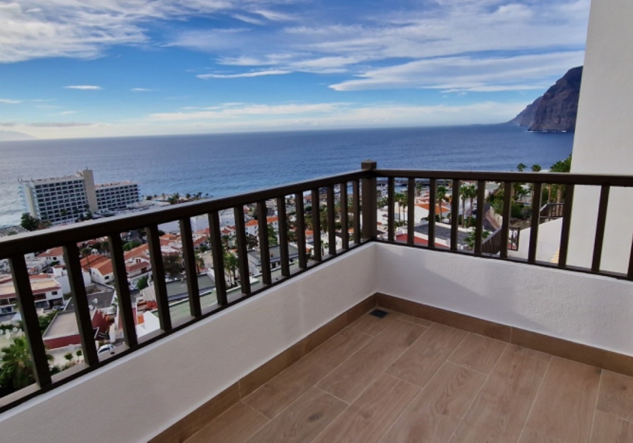 Dúplex con terraza y vistas al mar en Los Gigantes