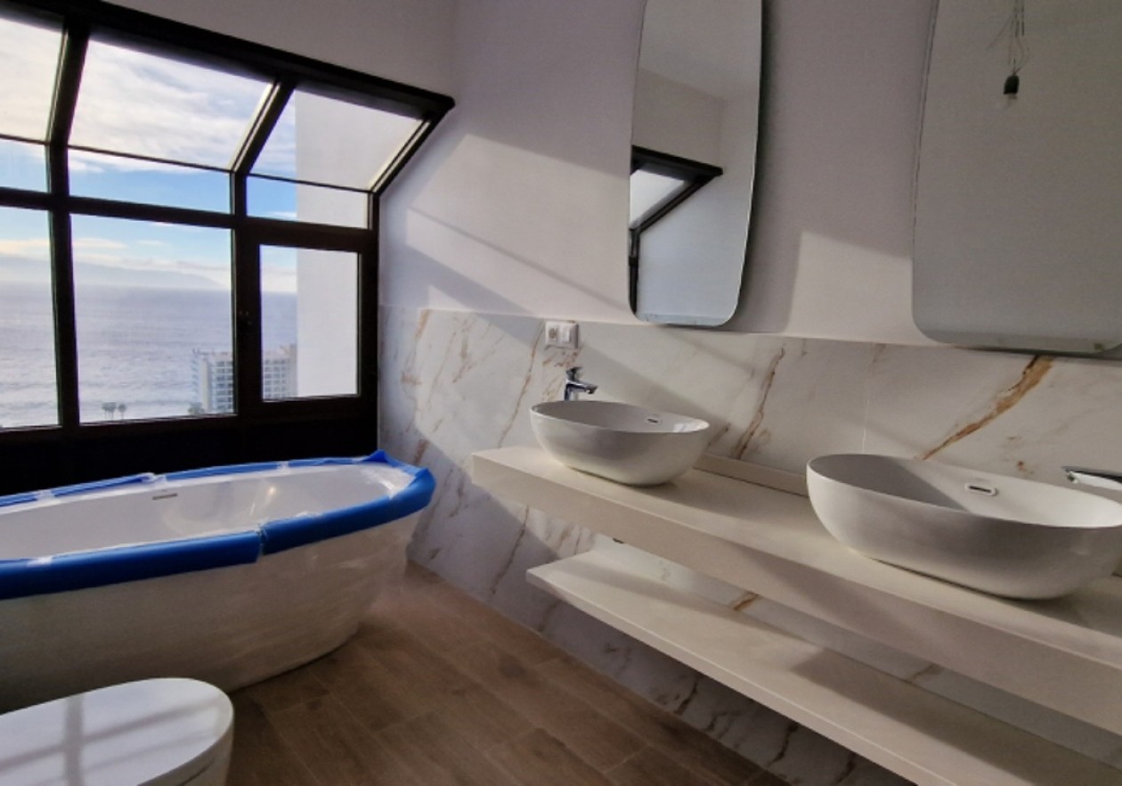 Dúplex con terraza y vistas al mar en Los Gigantes