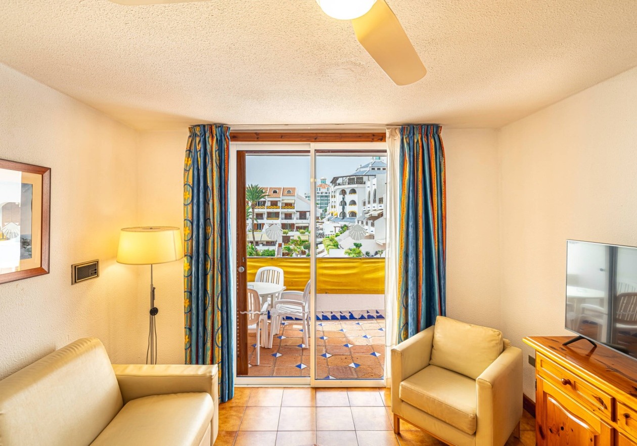 Encantador apartamento en esquina con amplia terraza en Parque Santiago 3