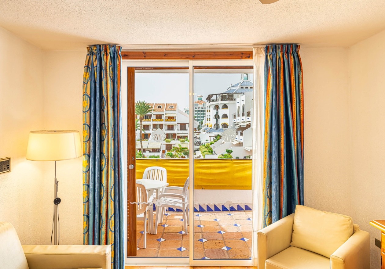 Encantador apartamento en esquina con amplia terraza en Parque Santiago 3