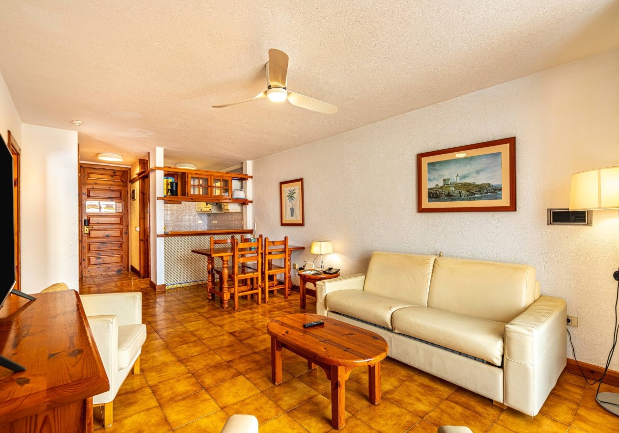 Encantador apartamento en esquina con amplia terraza en Parque Santiago 3