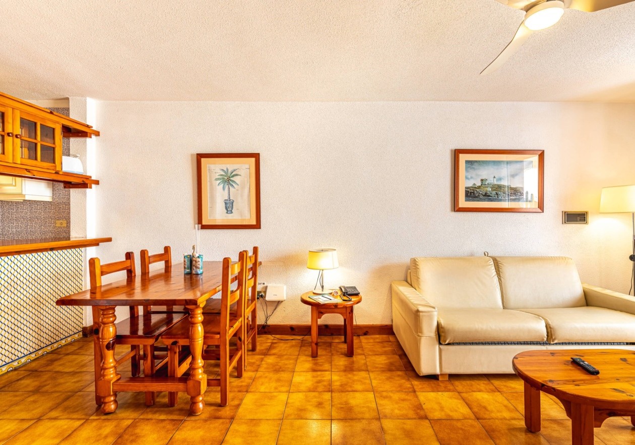 Encantador apartamento en esquina con amplia terraza en Parque Santiago 3