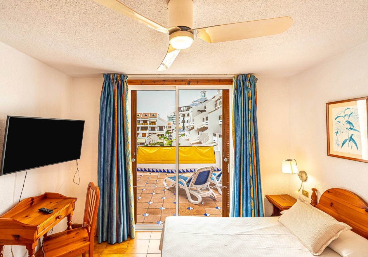 Encantador apartamento en esquina con amplia terraza en Parque Santiago 3