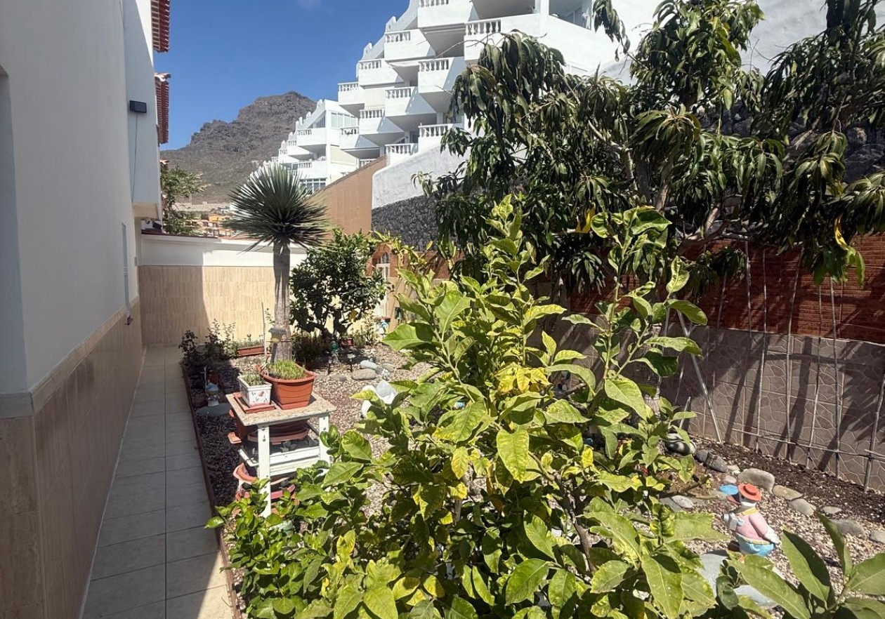 Townhouse with Sea Views in Roque del Conde