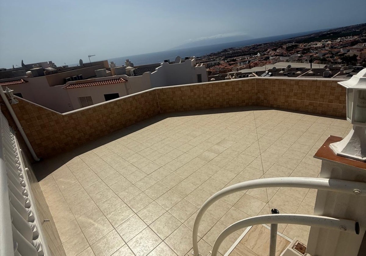 Townhouse with Sea Views in Roque del Conde