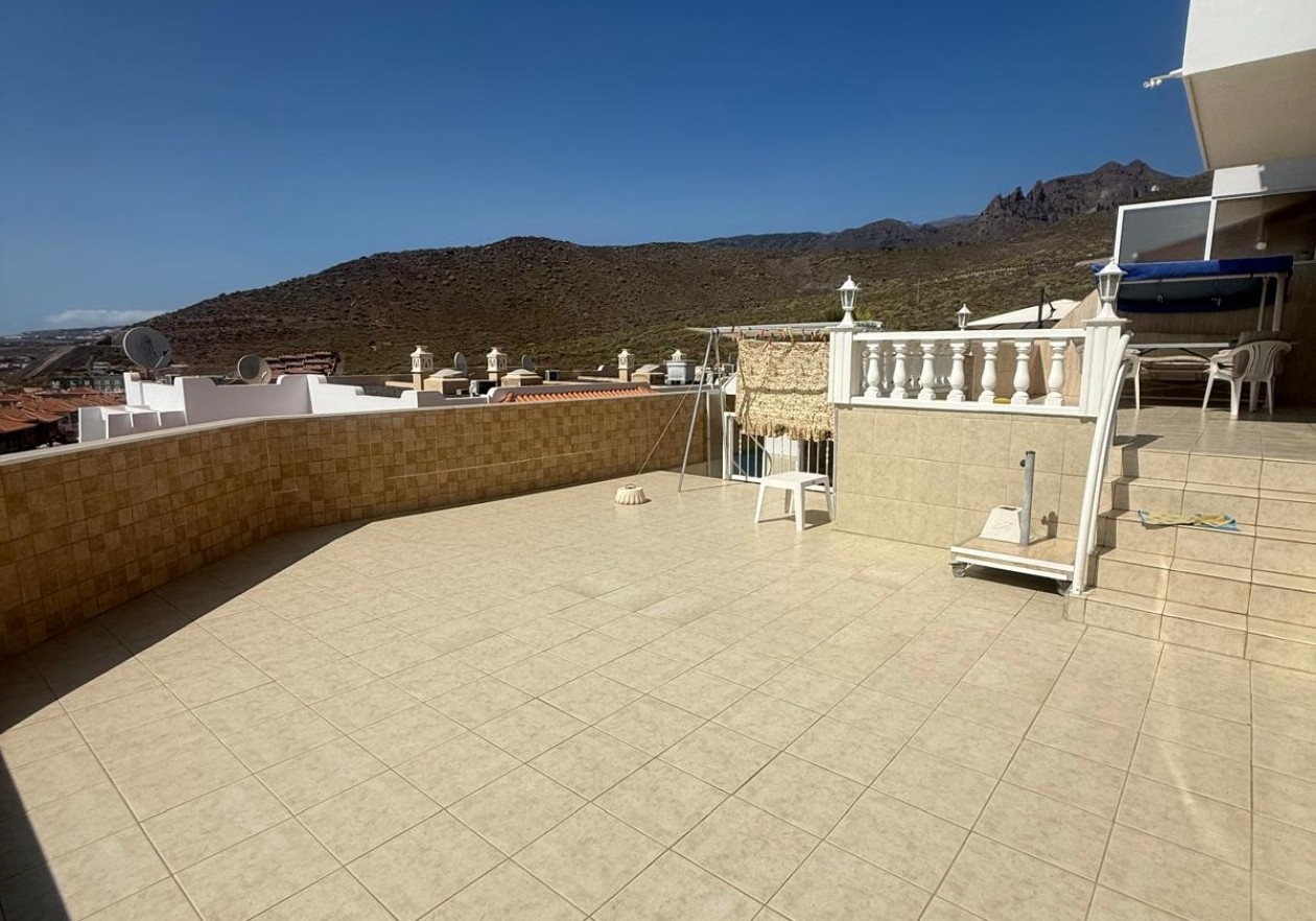 Townhouse with Sea Views in Roque del Conde