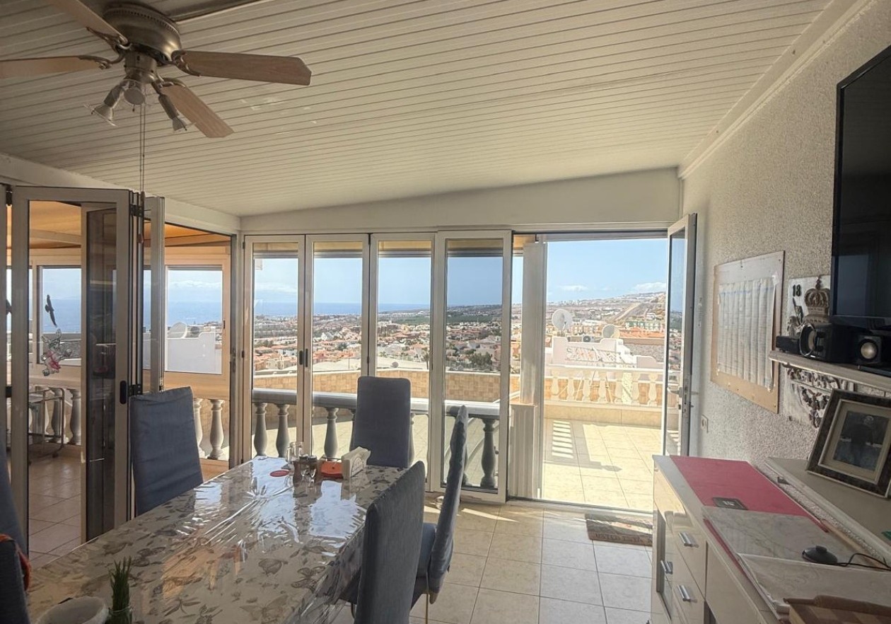 Townhouse with Sea Views in Roque del Conde