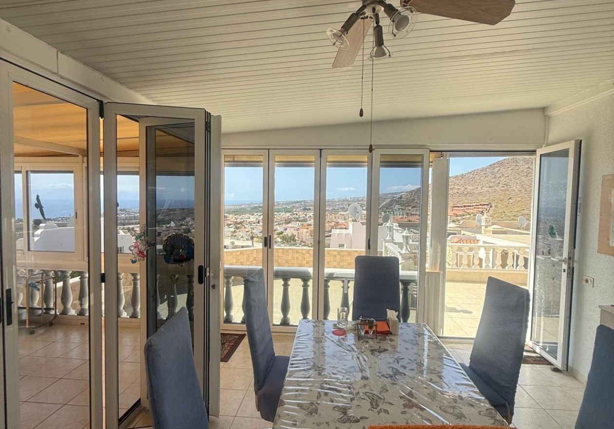 Townhouse with Sea Views in Roque del Conde