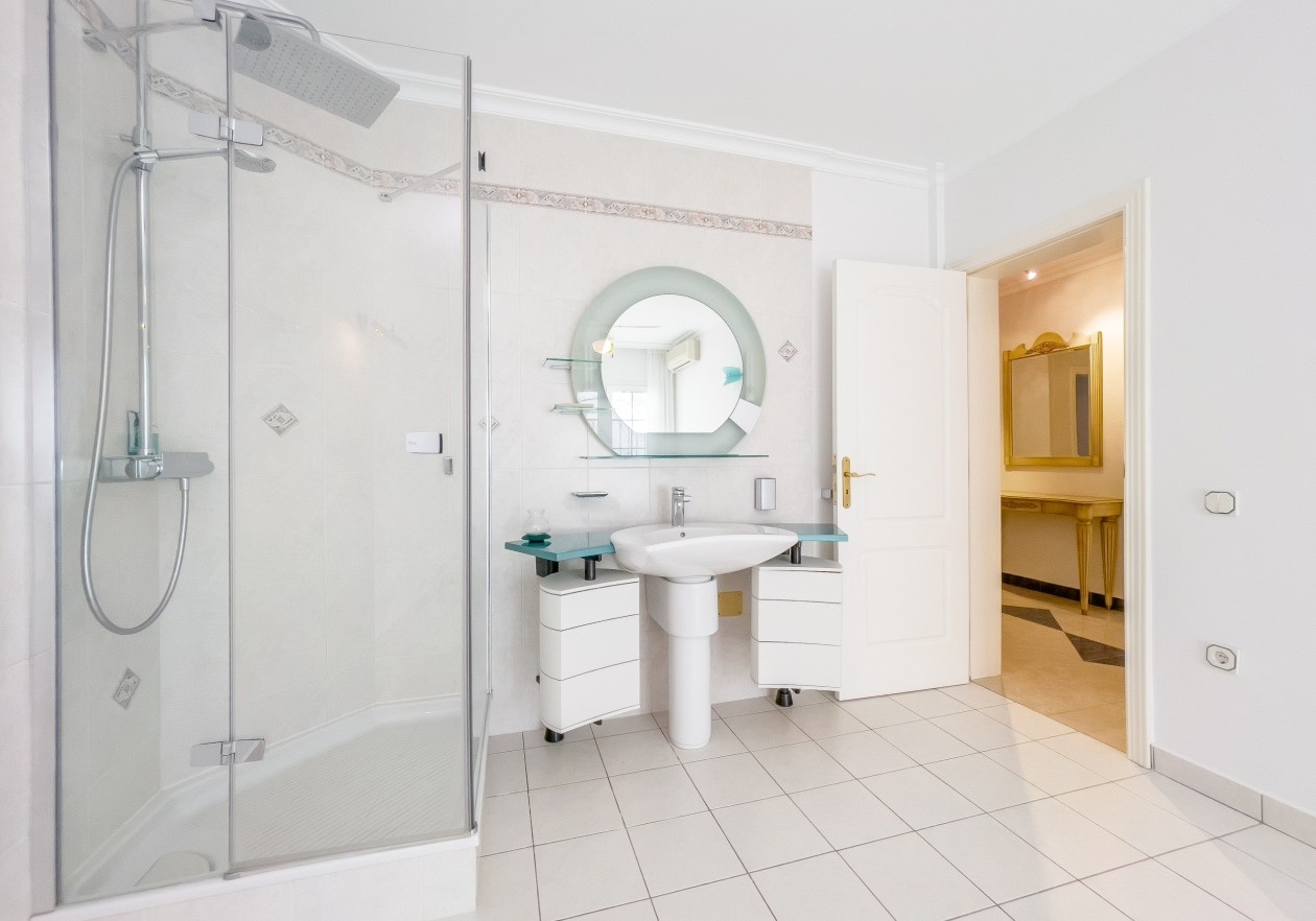 Lujosa villa en el complejo Parque la Duquesa - Bahía del Duque