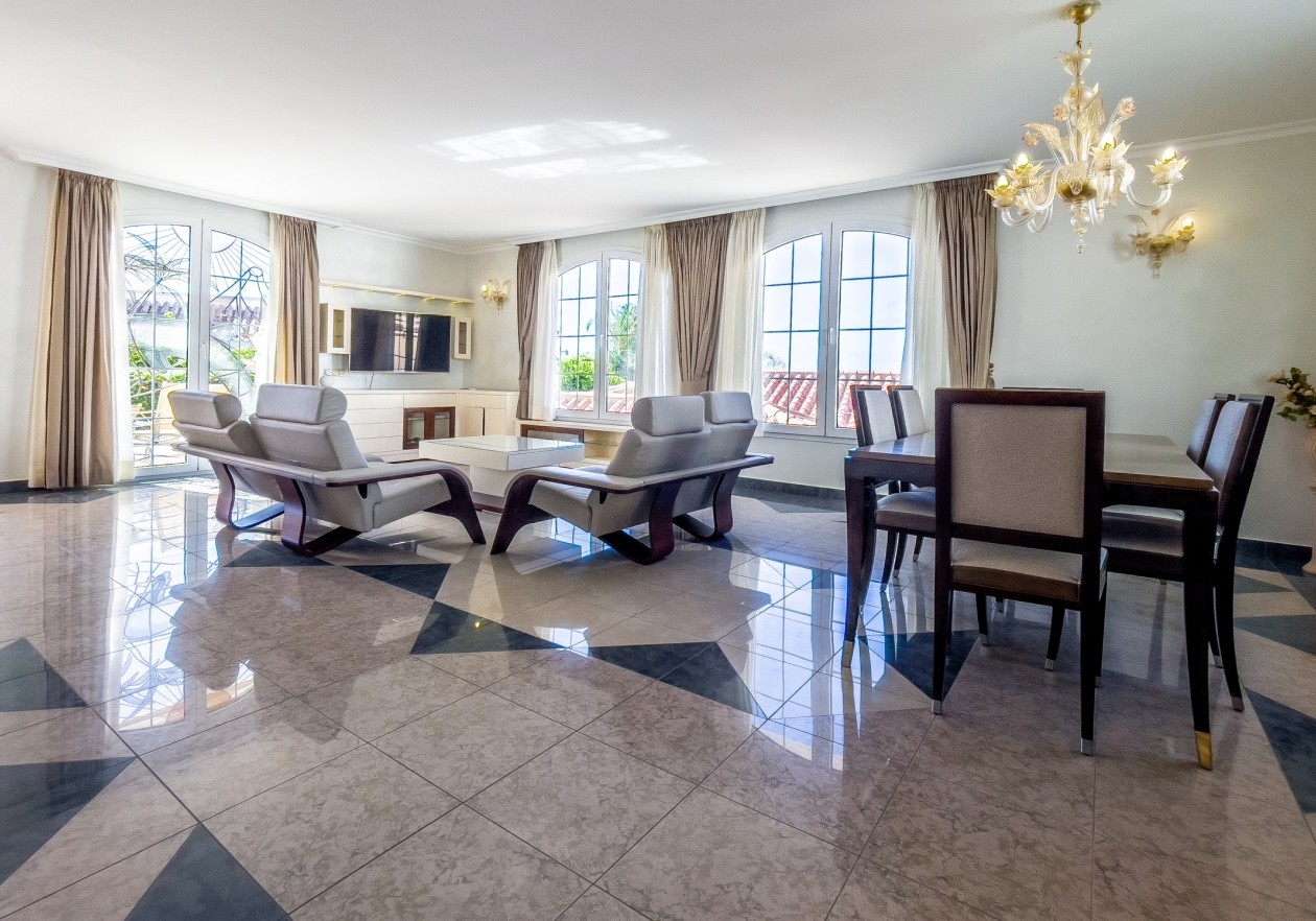 Lujosa villa en el complejo Parque la Duquesa - Bahía del Duque