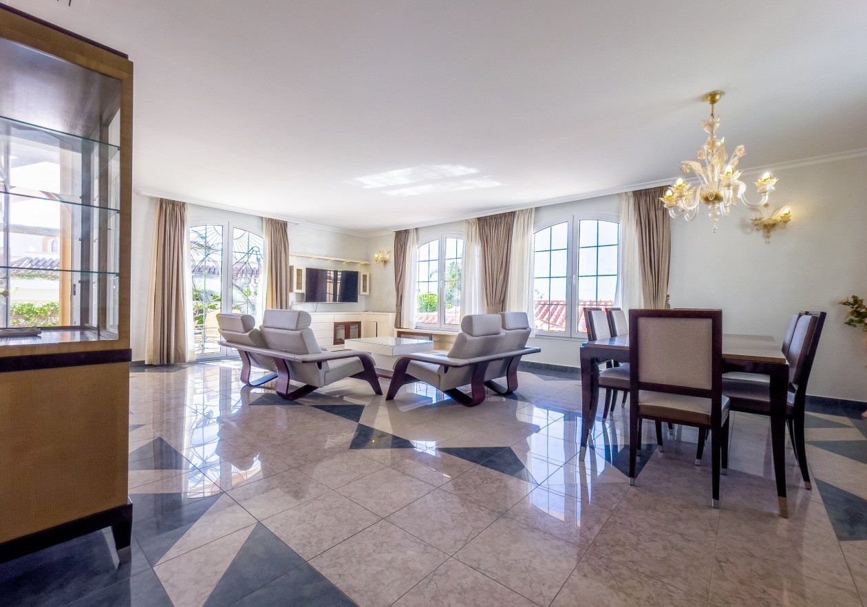 Lujosa villa en el complejo Parque la Duquesa - Bahía del Duque