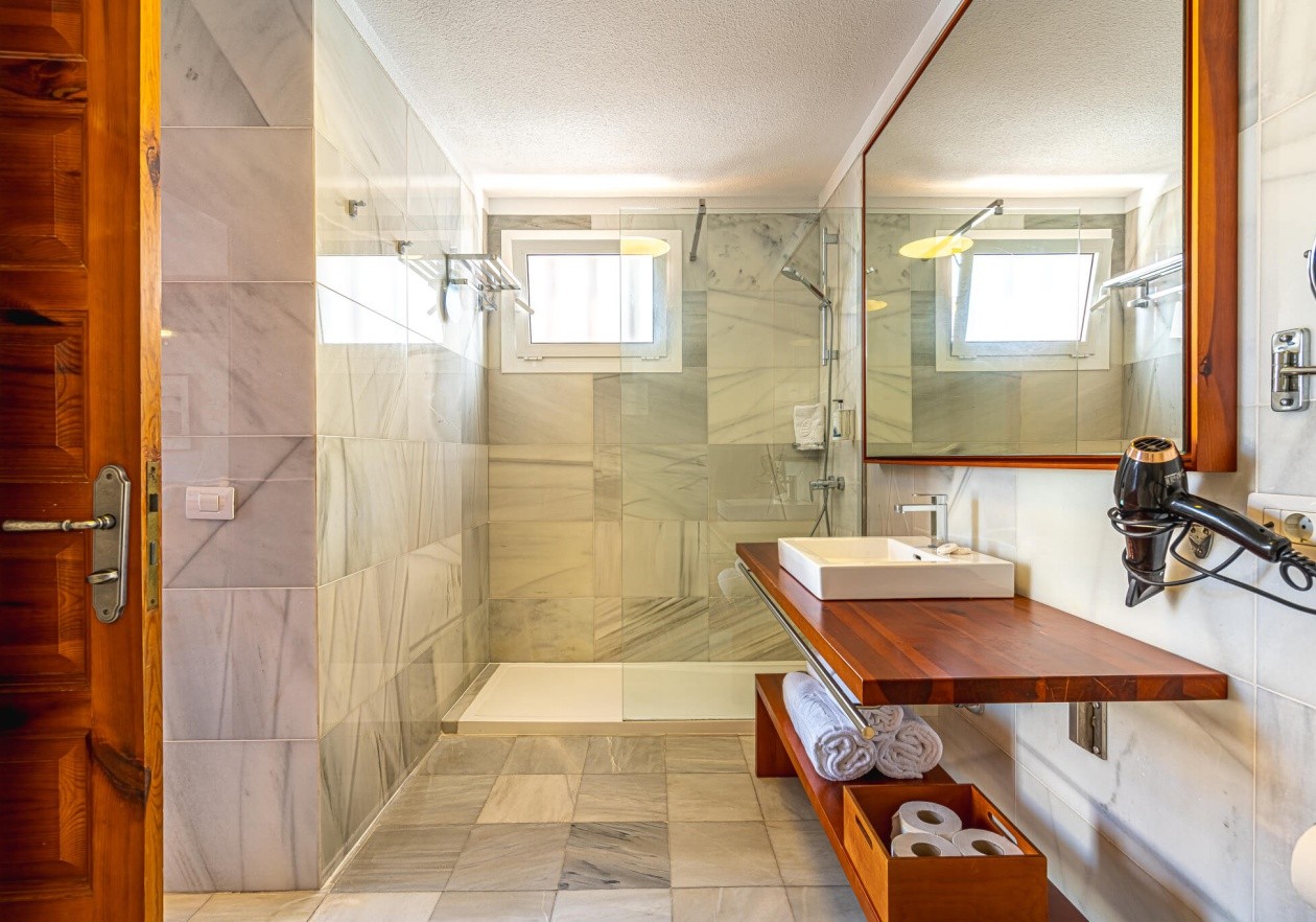 Bathroom 2 Corner apartment in Parque Santiago III