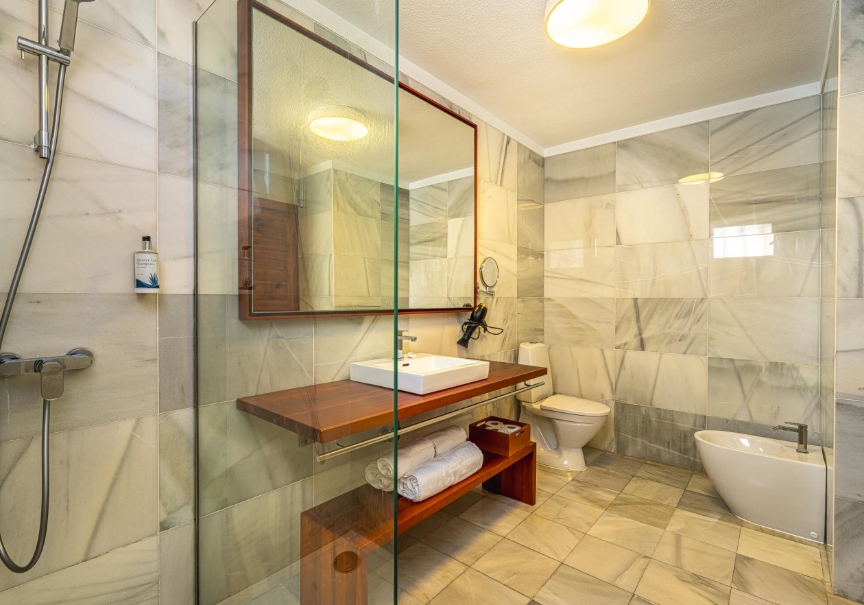 Bathroom 3 Corner Apartment in Parque Santiago III