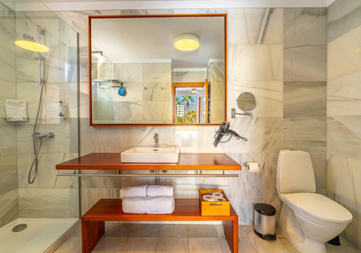 Bathroom 1 Corner apartment in Parque Santiago III