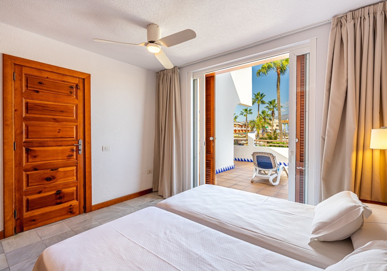Room 2 Corner Apartment in Parque Santiago III