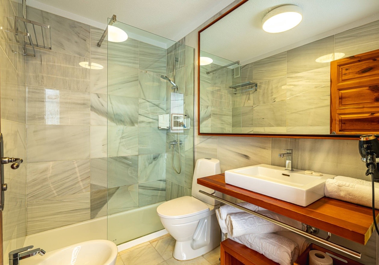 Bathroom 2 1 bedroom apartment in Santiago Park III