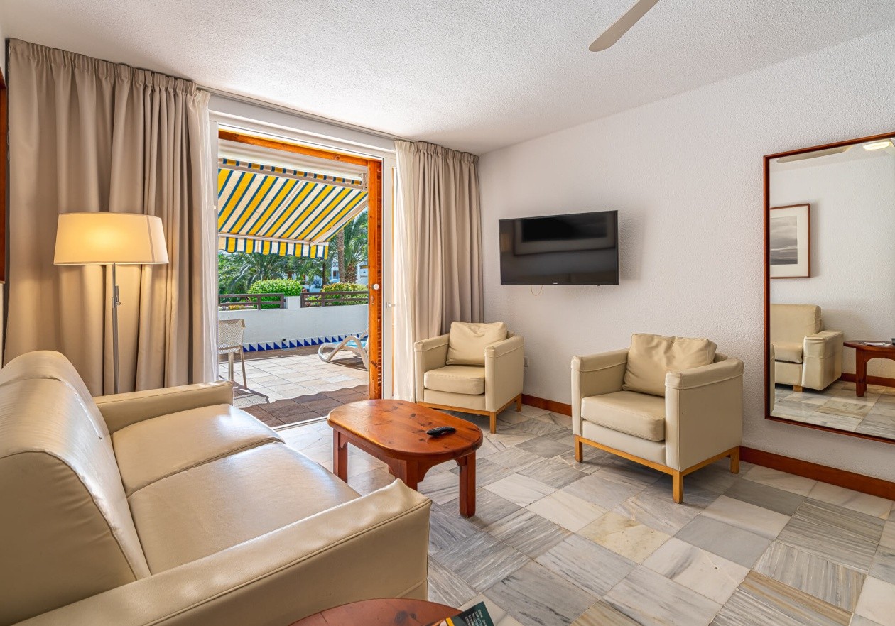 Salón 3 Apartamento con terraza grande en Parque Santiago III