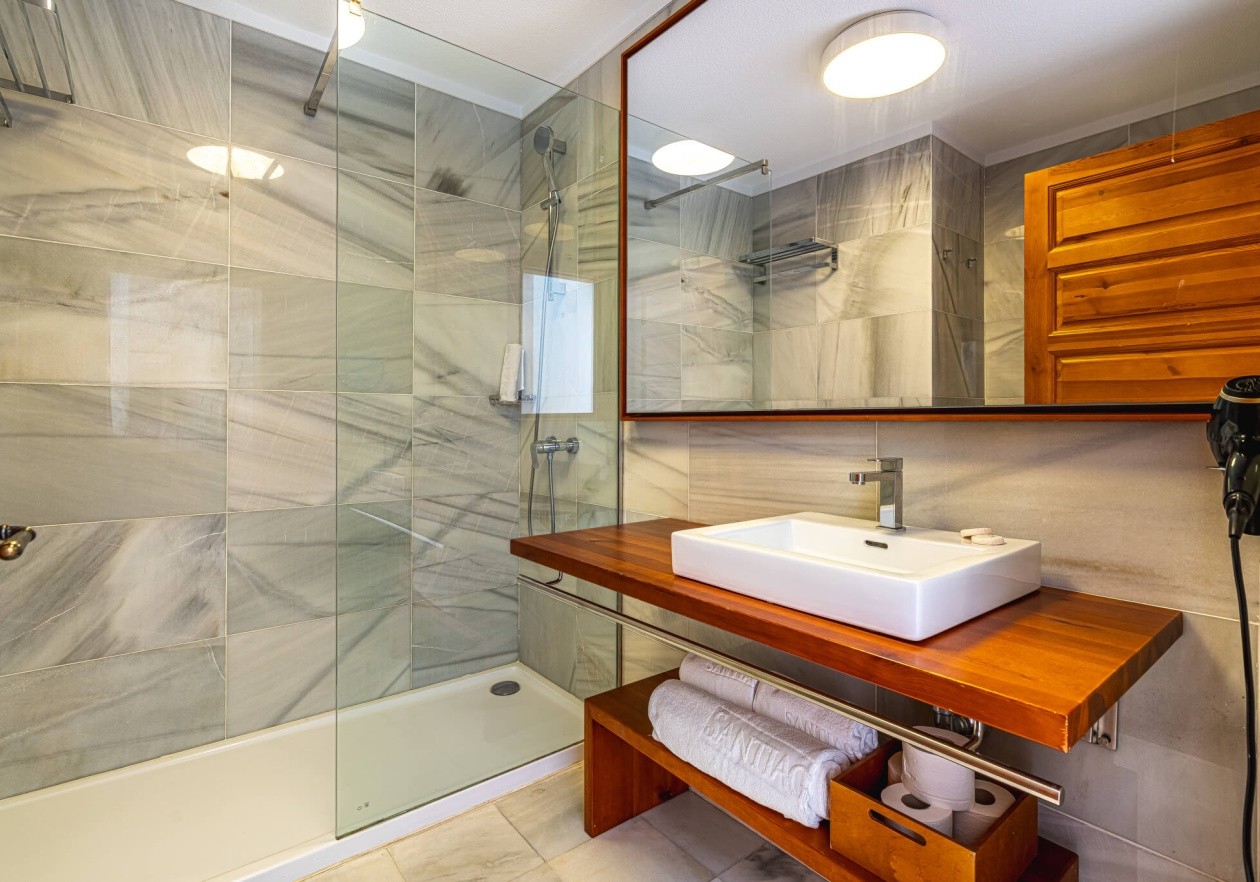 Baño Apartamento con terraza grande en Parque Santiago III