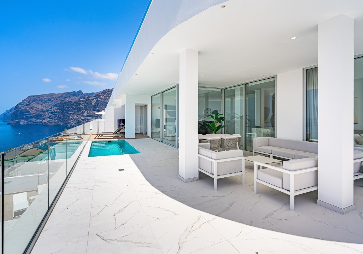 Luxurious new construction apartment in Los Gigantes