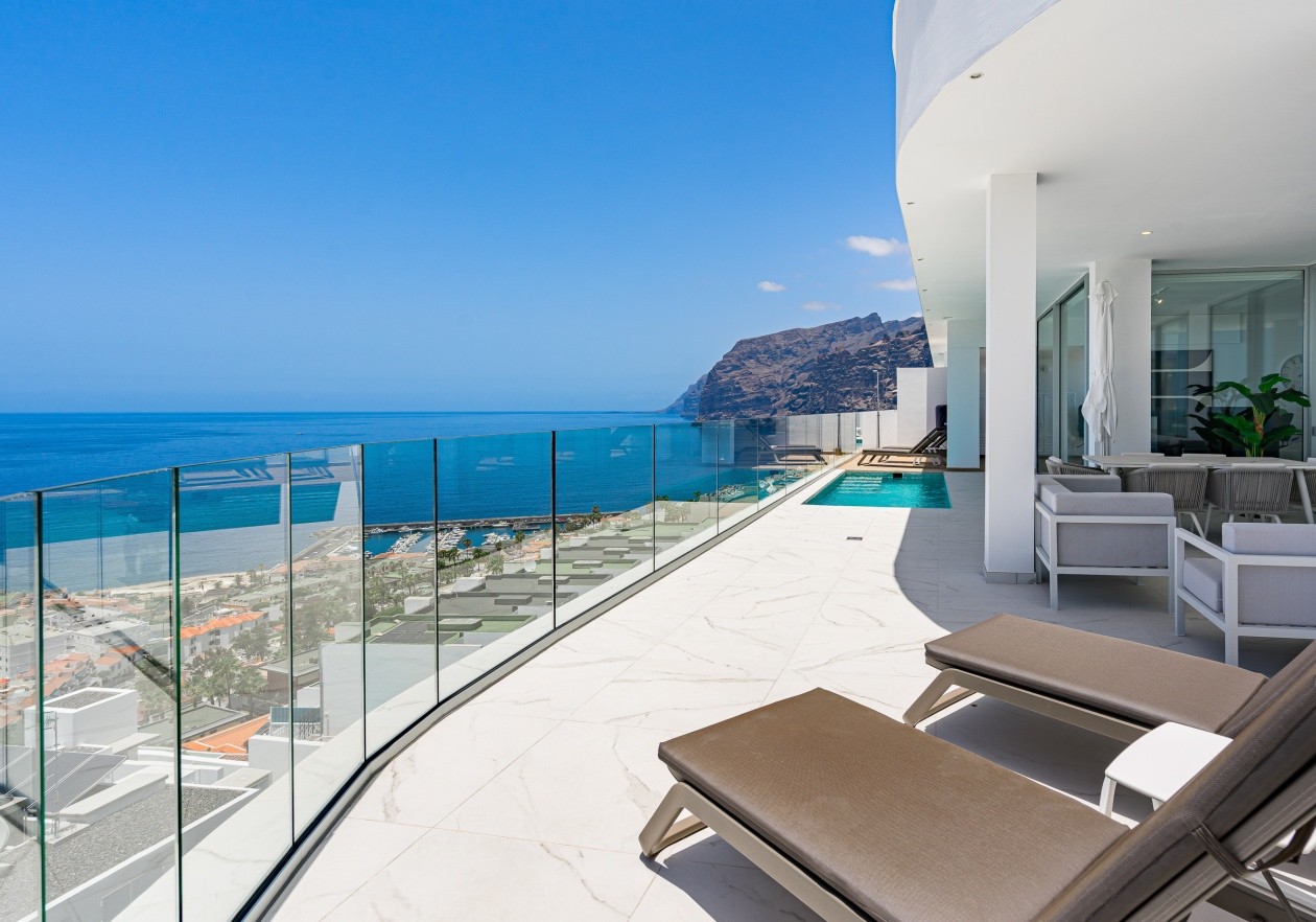 Luxurious new construction apartment in Los Gigantes