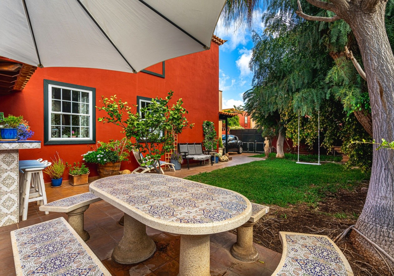 Gran Pareado de esquina con gran jardín privado