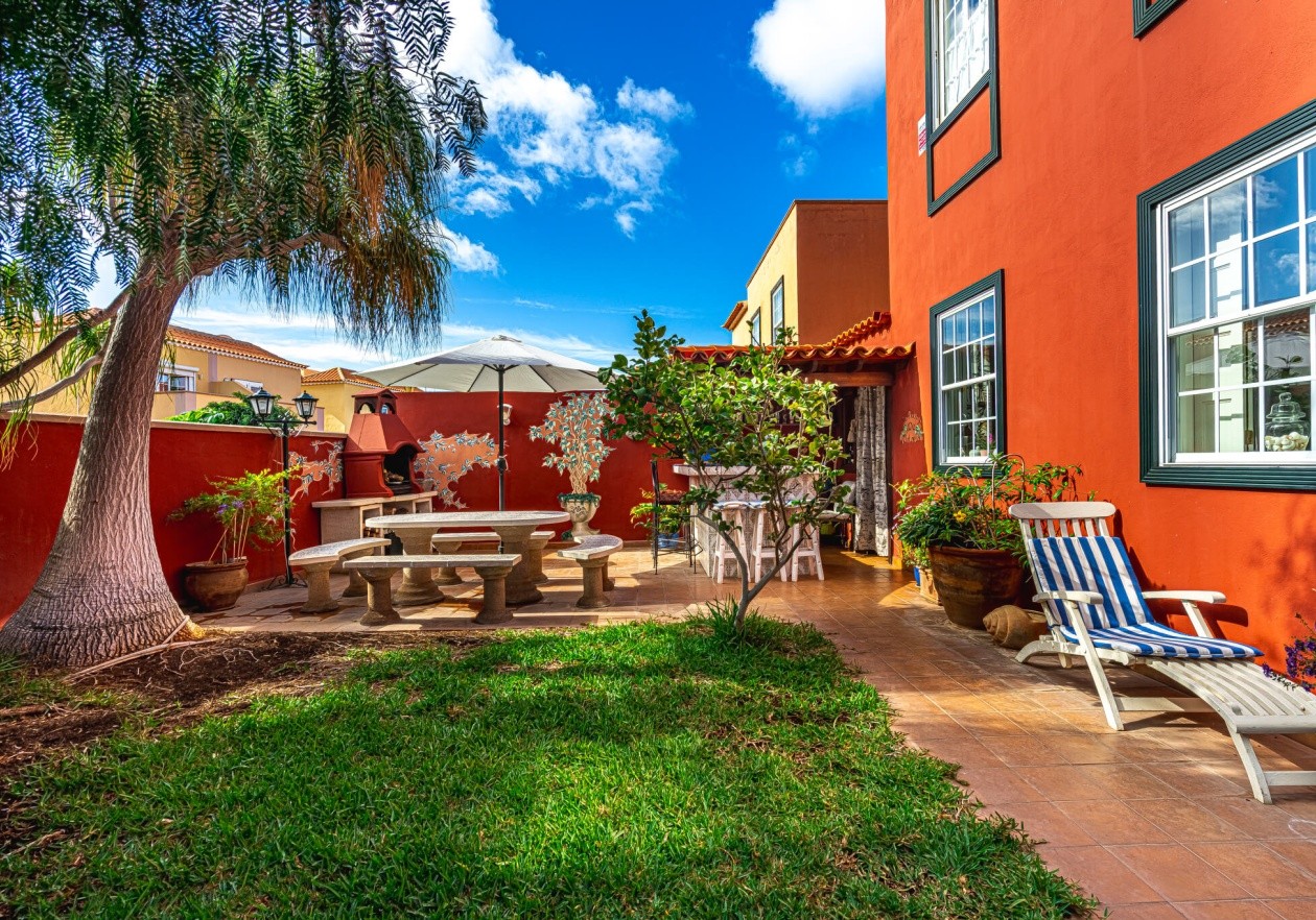 Gran Pareado de esquina con gran jardín privado