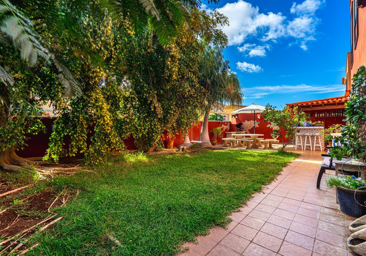 Gran Pareado de esquina con gran jardín privado