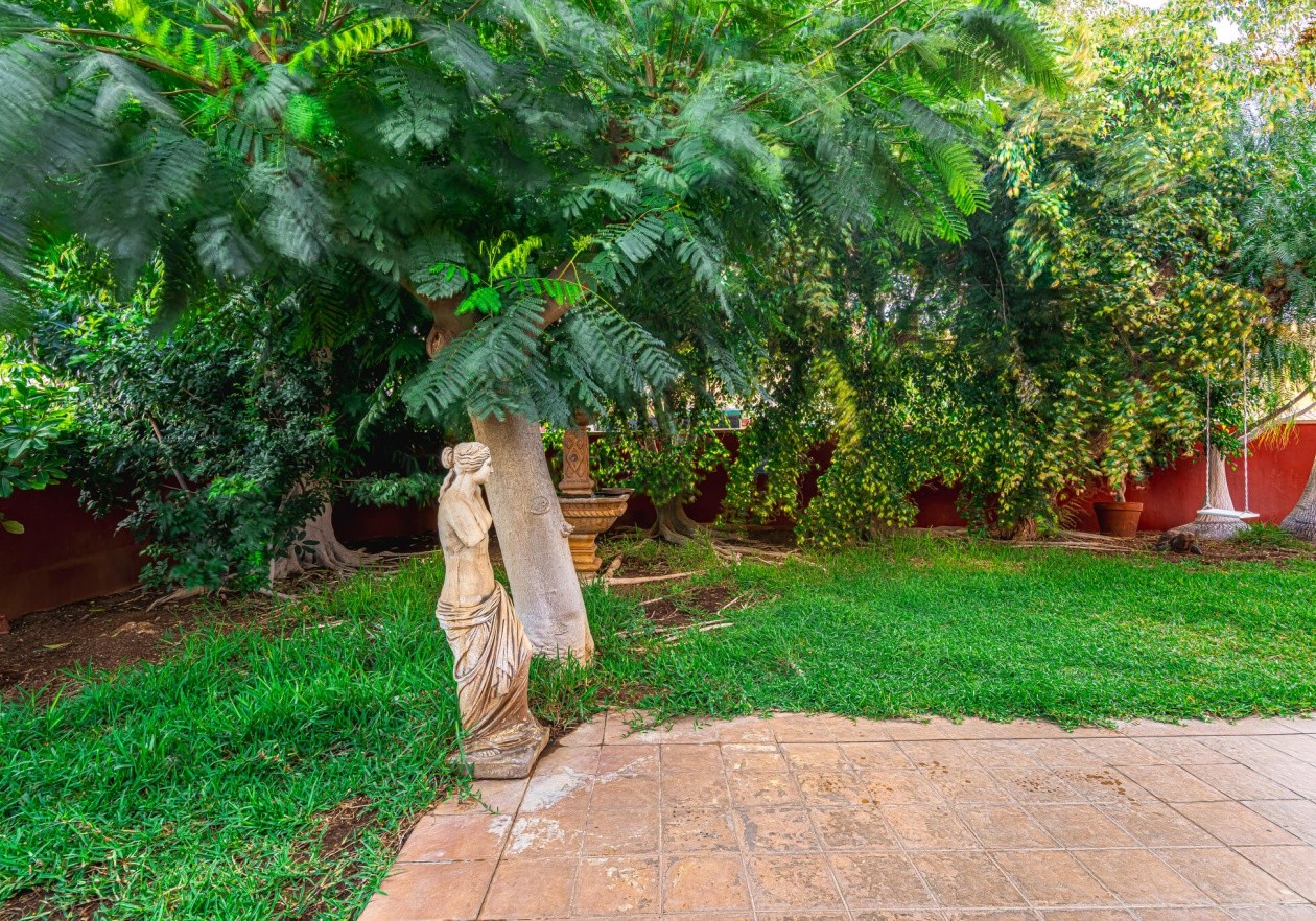 Gran Pareado de esquina con gran jardín privado