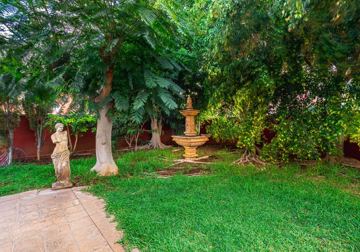 Gran Pareado de esquina con gran jardín privado