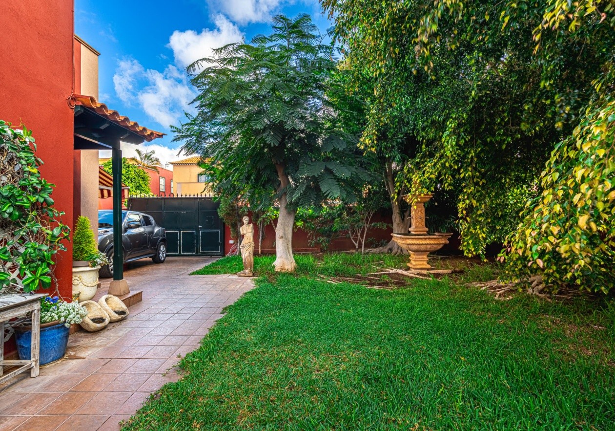 Gran Pareado de esquina con gran jardín privado